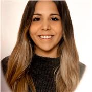 Profesora que imparte clases particulares a niños de Primaria